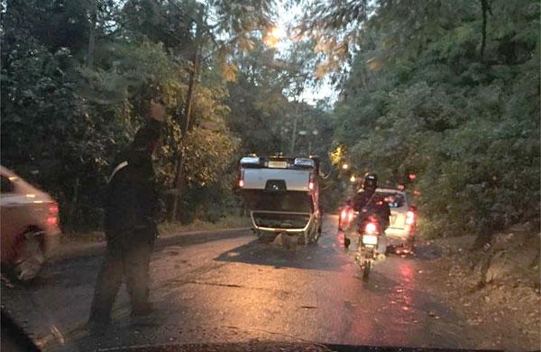 Acidente com ve&iacute;culo ocorreu no hor&aacute;rio da forte chuva (  Foto do internauta/Marcelo Fernancdes)