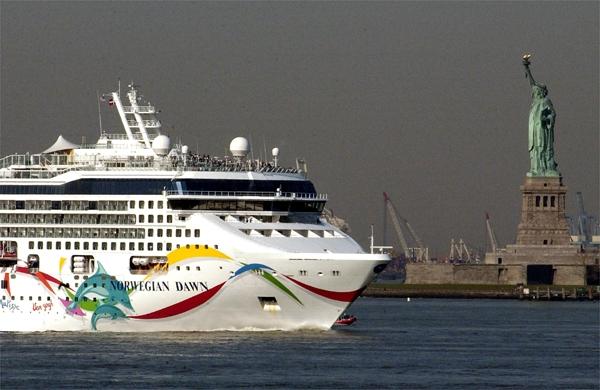 Mesmo navio que est&aacute; encalhado nas Bermudas durante passagem por Nova York, antes do acidente (France Press)