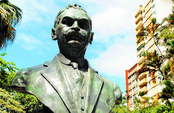 Busto de &Aacute;lvaro Ribeiro foi colocado naquele ponto, voltado para a Rua Duque de Caxias, h&aacute; 62 anos ( Dominique Torquato/ AAN)