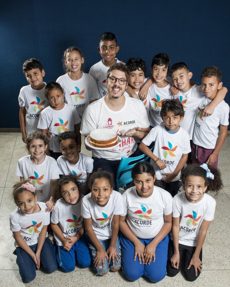 O ator e humorista Fábio Porchat e as crianças atendidas pela Associação Acorde (Marcelo Naddeo)