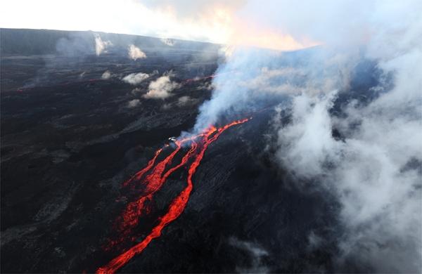 Vulc&atilde;o na ilha Reuni&atilde;o, na Fran&ccedil;a, come&ccedil;ou a expelir lava no &uacute;ltimo domingo (France Press)