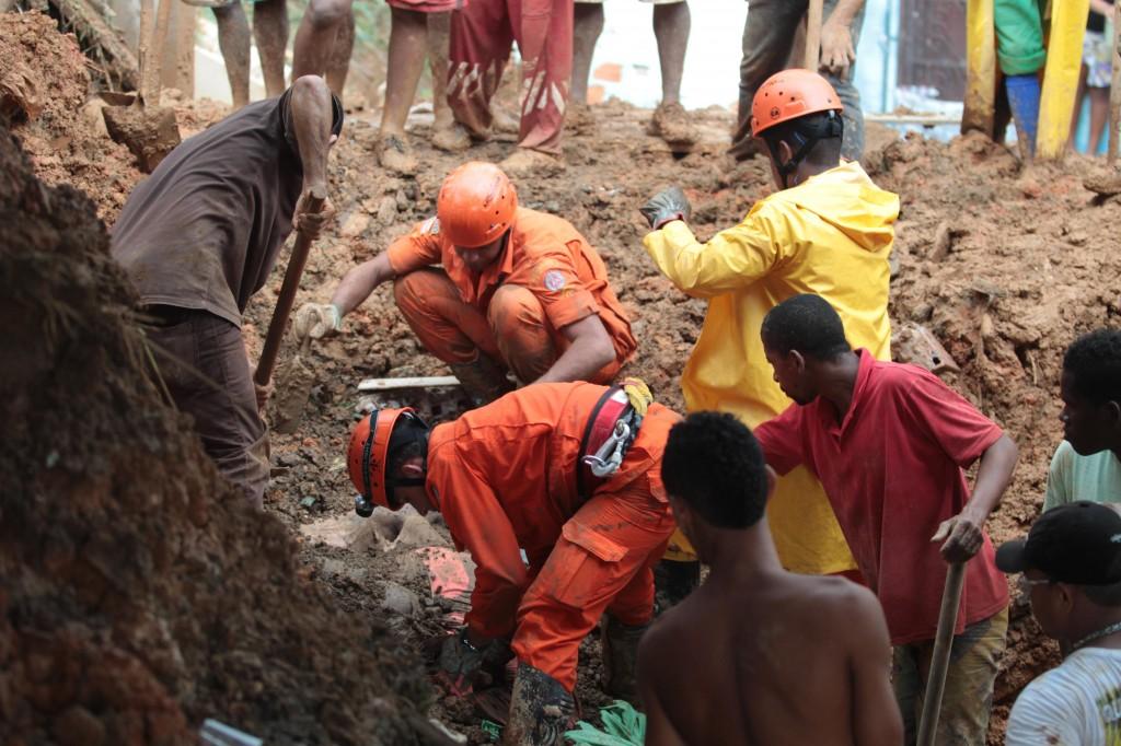 Equipes de resgate ainda trabalham nos desabamentos ocorridos em Salvador (Lúcio Távora/AE)