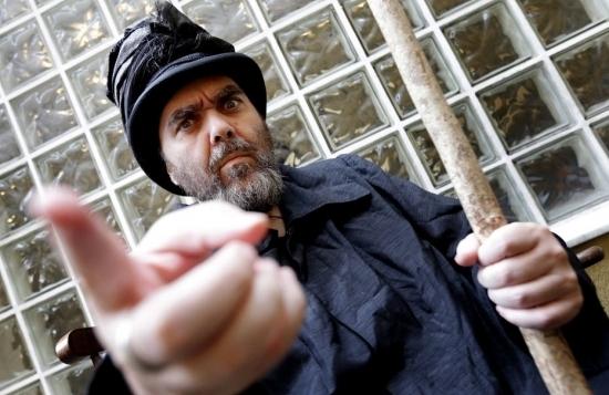 Andr&eacute; Abujamra em seu novo espet&aacute;culo e disco 'O Homem Bruixa' (  Divulgação)
