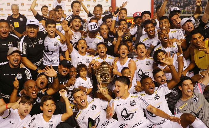 Jogadores do Santos comemoram com o trof&eacute;u o 21&ordm; t&iacute;tulo do Campeonato Paulista do clube (Marcos Bezerra/AE)