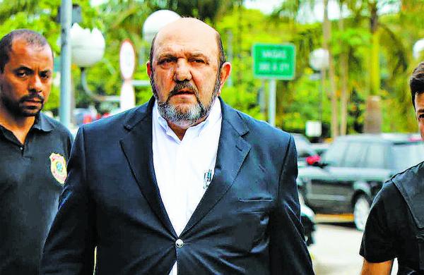 Ricardo Pessoa, propriet&aacute;rio da UTC Engenharia, ladeado por policiais federais no dia da pris&atilde;o: alertado ( Cedoc/ RAC)