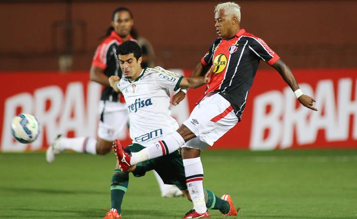 Eg&iacute;dio (&agrave; esquerda), do Verd&atilde;o, disputa a bola com o veterano Marcelinho Para&iacute;ba, do Joinville (Giuliano Gomes/AE)