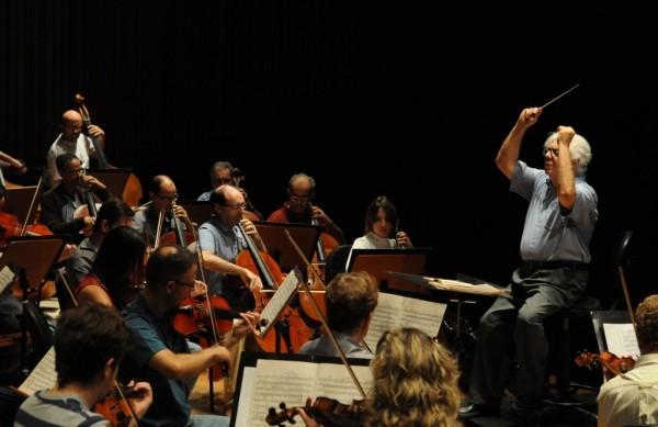 O maestro Lutero Rodrigues rege a Orquestra Sinf&ocirc;nica Municipal de Campinas durante ensaio, ( Dominique Torquato/ AAN)