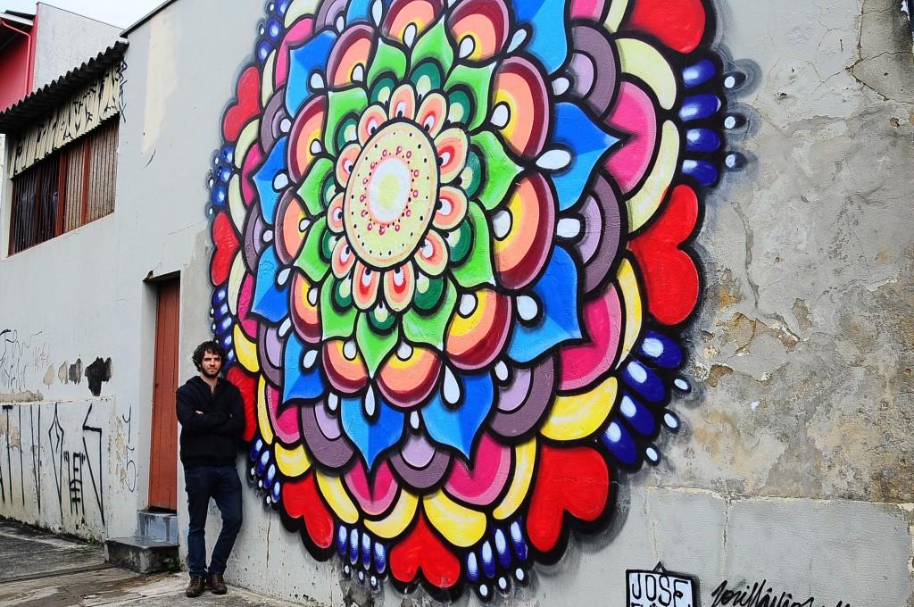 Audi, de 34 anos, ao lado de mandala que pintou na Rua Carolina Florence, no Taquaral: abstra&ccedil;&otilde;es na urbe ( Leandro Ferreira)