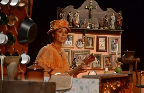 Mineira, a atriz Suzana Nascimento afirma que espet&aacute;culo surgiu como forma de resgatar suas ra&iacute;zes (Sergio Santoian/Divulgação)