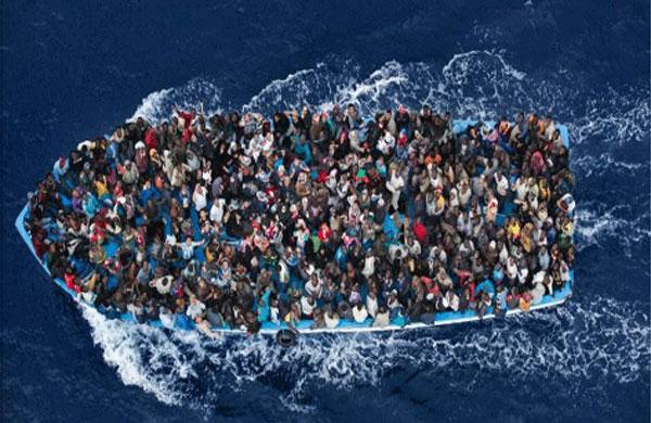 Barco est&aacute; a deriva com centenas de pessoas  (  AFP)