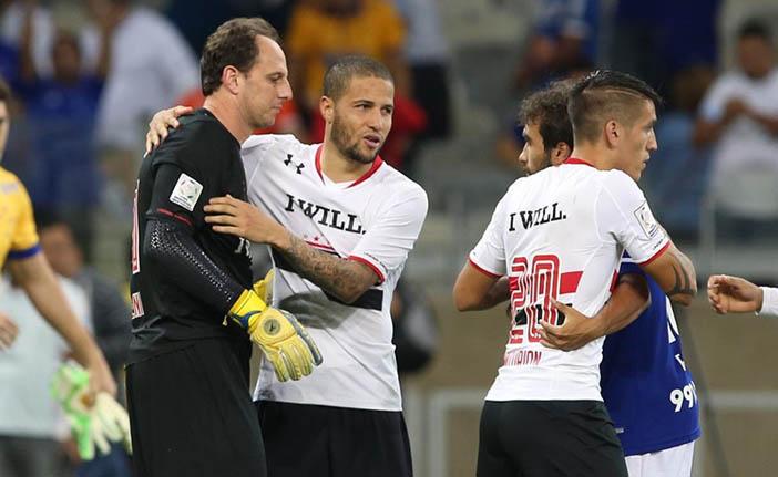 O goleiro Rog&eacute;rio Ceni &eacute; consolado por Bruno ap&oacute;s a elimina&ccedil;&atilde;o na Libertadores (Rubens Chiri/saopaulofc.net)