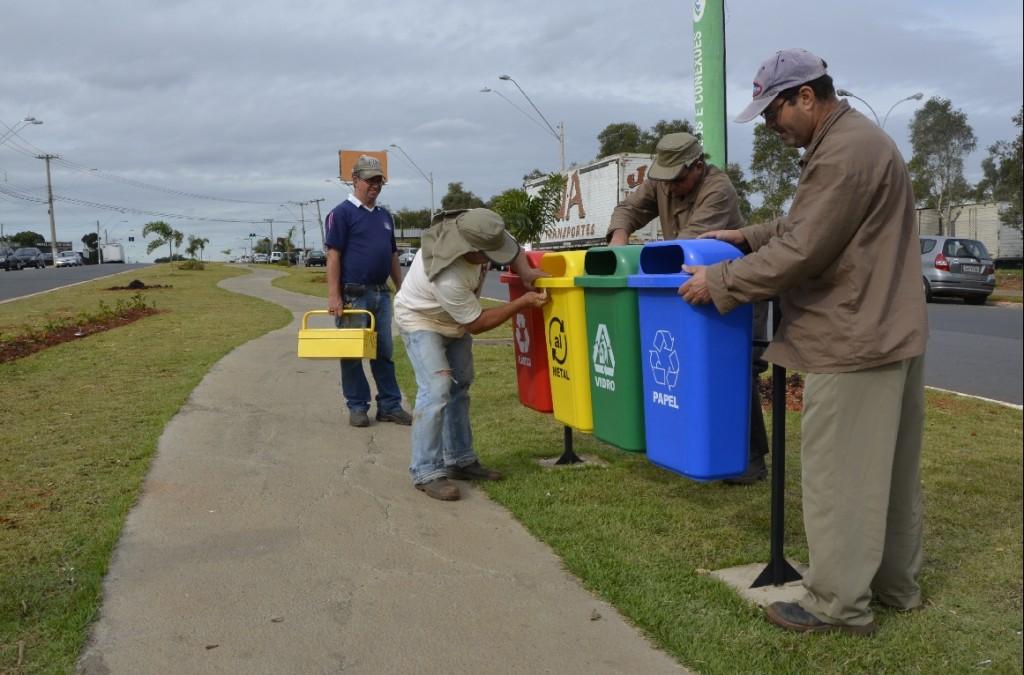 As lixeiras j&aacute; foram instaladas em avenida (  Divulgação)