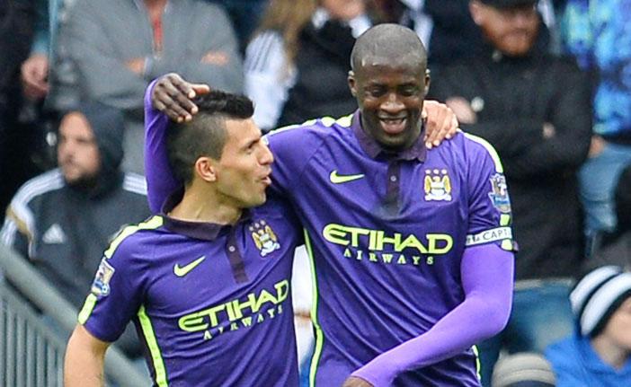 Yaya Tour&eacute; (&agrave; direita) comemora com Aguero: marfinense faz dois gols na vit&oacute;ria do Manchester City (France Press)