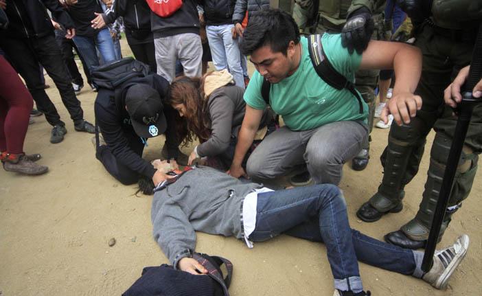 Um dos estudantes que morreu durante a marcha realizada, nesta quinta-feira (14), no Chile (France Press)