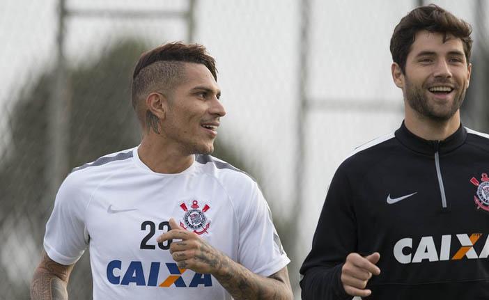 Com contrato que termina em 15 de julho, o peruano Paolo Guerrero (&agrave; esquerda) pediu alto para renovar (Daniel Augusto Jr/Agência Corinthians)