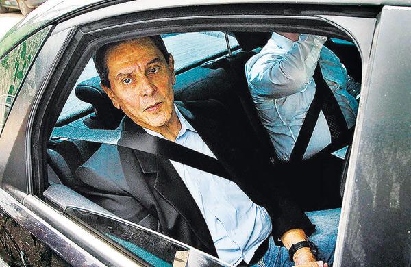Jefferson &eacute; levado em carro descaracterizado da PF: &quot;N&atilde;o tenho o que esconder. Estou preso e condenado&quot; ( Cedoc/RAC)