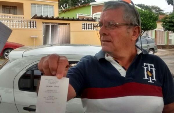Militar aposentado Reginaldo Perez exibe t&iacute;quete de estacionamento do Banco do Brasil da Avenida da Saudade, em Campinas (Alenita Ramirez)