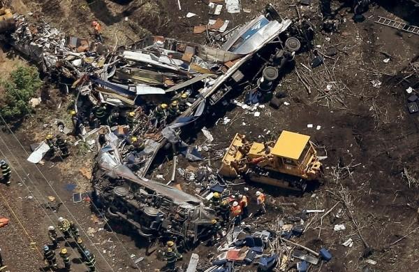 As equipes de busca especializada encontraram a caixa-preta do trem da rede Amtrak que descarrilou na noite de ter&ccedil;a-feira (12) na Filad&eacute;lfia (France Press)