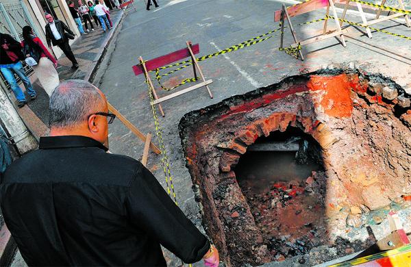 Cratera no Centro chamou aten&ccedil;&atilde;o ( Carlos Sousa Ramos / AAN)