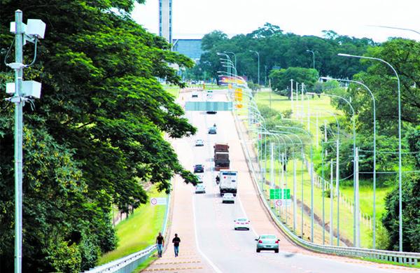 Radar instalado na Avenida Jos&eacute; Amgarten, de acesso ao Aeroporto Internacional de Viracopos; velocidade m&aacute;xima permitida &eacute; de 70km/h (  Cedoc/RAC)