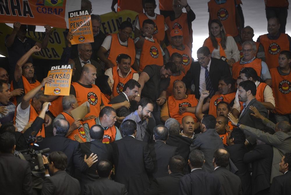 Alguns dos manifestantes chegaram a tirar as cal&ccedil;as, dando as costas para o Plen&aacute;rio (Wilson Dias/Agência Brasil)