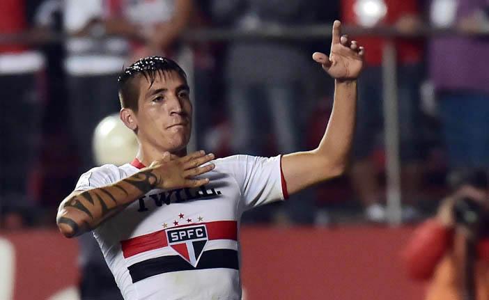O atacante argentino Centuri&oacute;n comemora o seu gol, marcado aos 37 minutos do segundo tempo (France Press)