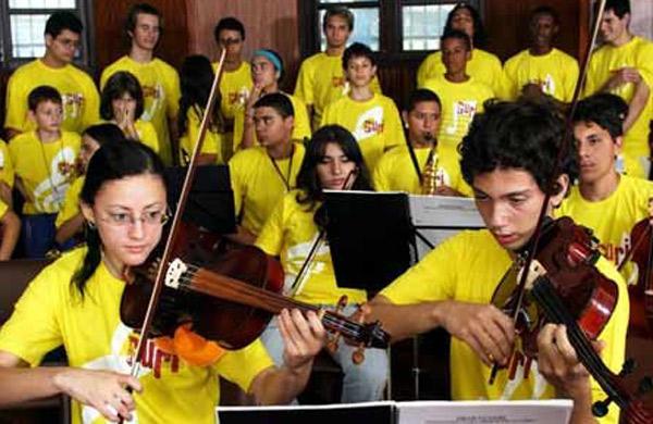 Estudantes aprendem a tocar instrumentos musicais no programa do governo (Cedoc/RAC)