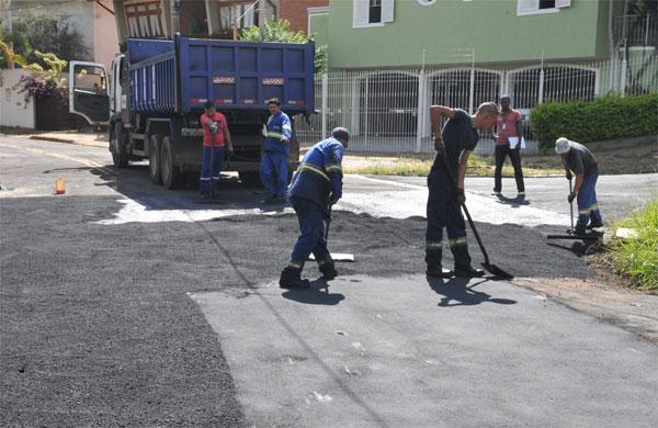Funcion&aacute;rios da Prefeitura fizeram recapeamento nas ruas do Chapad&atilde;o; sinaliza&ccedil;&atilde;o de &quot;Pare&quot; havia sido contornada ( Carlos Sousa Ramos / AAN)