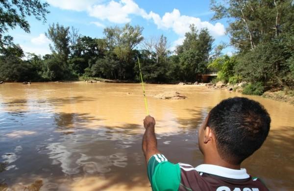 Rio Atibaia no bairro rural Carlos Gomes, em Campinas: chuva elevou volume do manancial, que abastece 95% de Campinas (Jana&iacute;na Ribeiro/Especial para AAN)