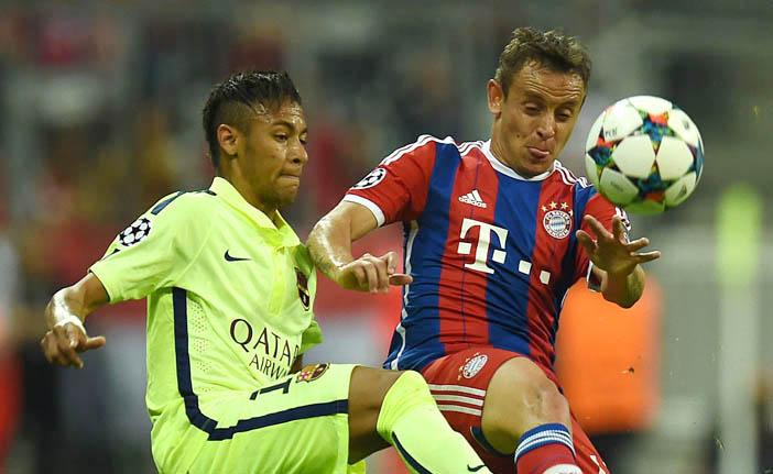 Neymar (&agrave; esquerda), do Barcelona, disputa a bola com o compatriota Rafinha, do Bayern de Munique: atacante do time catal&atilde;o fez dois gols na partida (France Press)