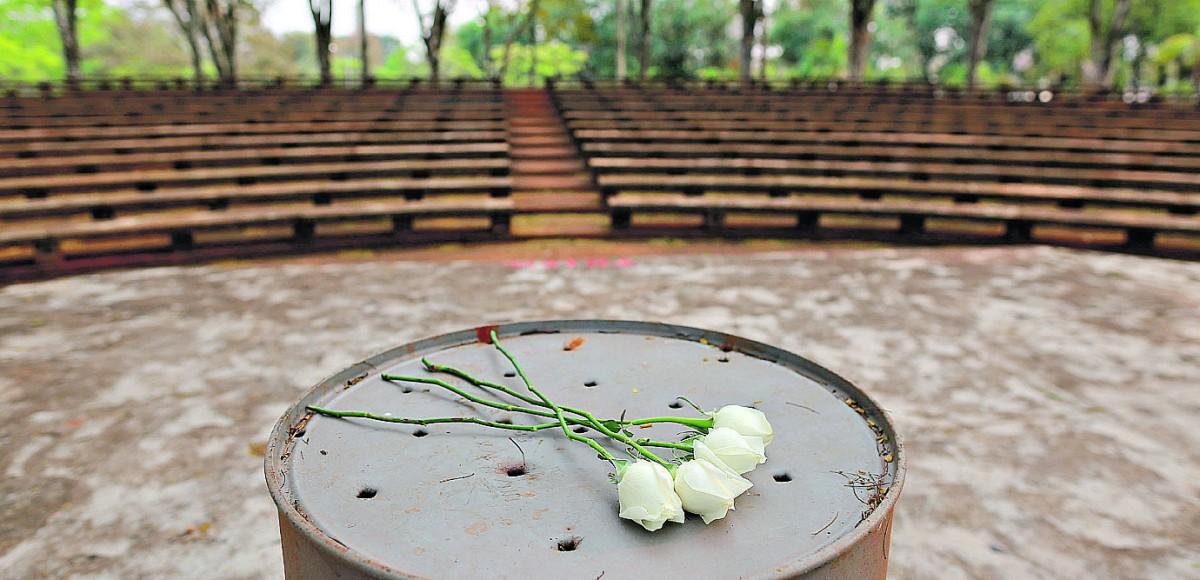Rosas brancas na Praça da Paz, na Unicamp, reforçam a mensagem de que é preciso mais flores e menos canhão (LEANDRO FERREIRA/AAN)