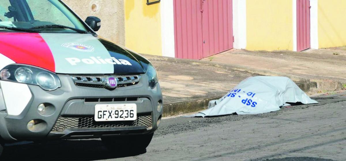 Corpo de mulher, que foi asfixiada com uma sacola plástica na cabeça, foi deixado embrulhado em um cobertor numa rua de Mogi Mirim; polícia cobriu a vítima quando a encontrou (Fabricio Leme de Morais/ Gazeta Guaçuana)