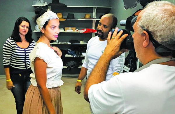 A atriz Gabriela Moreyra em um dos camarins do Polo em Paul&iacute;nia (Fábio Trindade/ AAN)