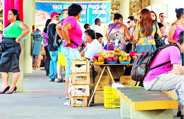 A presen&ccedil;a dos informais divide os usu&aacute;rios; uns desaprovam a ocupa&ccedil;&atilde;o dos bancos por mercadorias, mas outros aproveitam para fazer compras  (Camila Moreira/ AAN)