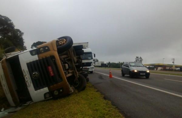 Caminh&atilde;o tombado em acostamento da Campinas-Mogi: carga de ra&ccedil;&atilde;o foi retirada na manh&atilde; desta segunda-feira (11) (Sarah Brito/AAN)