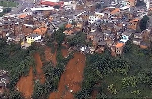 Deslizamento soterra casas e mata tr&ecirc;s na Bahia ( Reprodução/ Globo News)