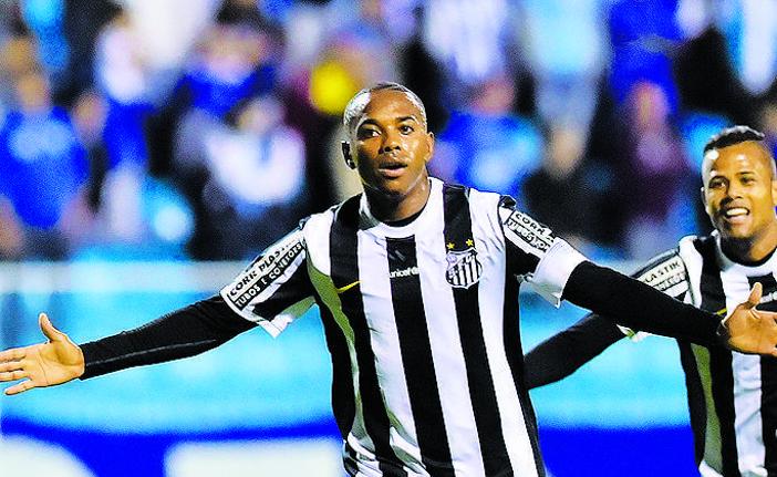 Atacante, totalmente desmarcado, teve tempo de ajeitar o corpo para chutar de primeira, sem chances para Vagner (AE)