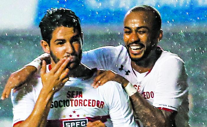 Sob chuva forte, Alexandre Pato (&agrave; esq.) comemora gol com Wesley: time s&atilde;o-paulino come&ccedil;a com o p&eacute; direito (AE)