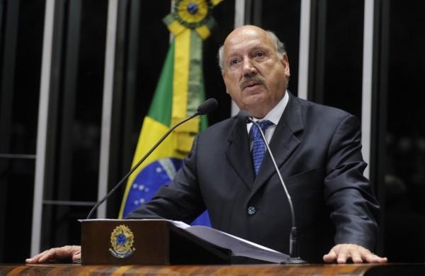 No Senado desde 2011, Luiz Henrique tamb&eacute;m foi deputado estadual, deputado federal, prefeito de Joinville tr&ecirc;s vezes, governador de Santa Catarina duas vezes, ministro da Ci&ecirc;ncia e Tecnologia e presidente do Diret&oacute;rio Nacional do PMD (  Divulgação )