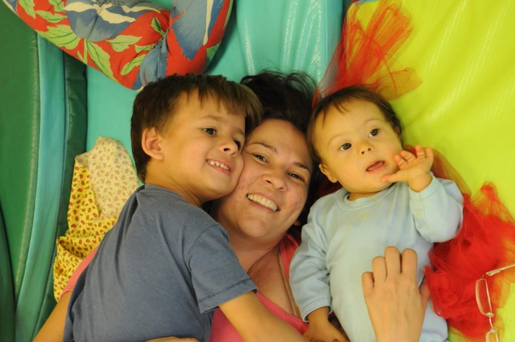&quot;Frequento o Sesc desde que o Jo&atilde;o Guilherme (5 anos) era beb&ecirc;. Estar com eles &eacute; meu presente di&aacute;rio&quot;, disse Raquel Cristina Serranoni da Costa, que levou tamb&eacute;m o ca&ccedil;ula Antonio Miguel, de 1 ano, para a divers&atilde;o ( Dominique Torquato/ AAN)
