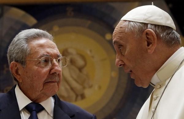 O presidente cubano, Raul Castro (&agrave; esq.) e o papa argentino Francisco: encontro hist&oacute;rico (France Press)