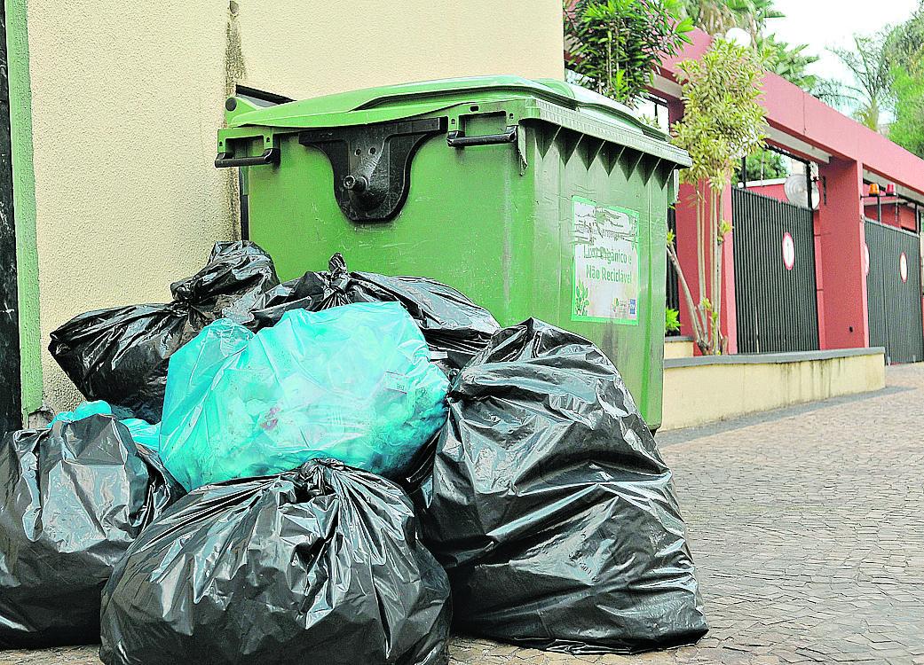 Secretário Ernesto Paulella informou que prepara um contrato emergencial para que o lixo não fique nas ruas (Matheus Pereira / AAN)