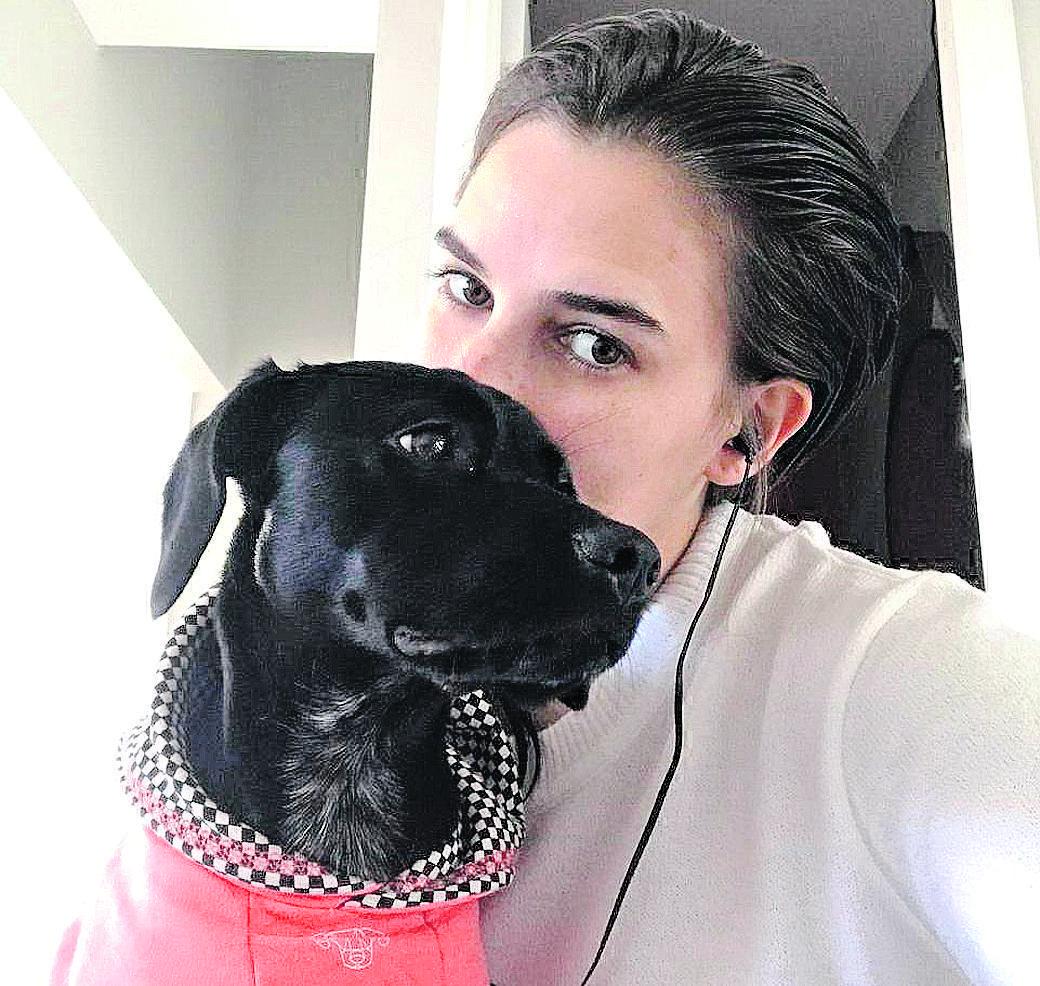 Lívia ao lado da Ivy, cadelinha de um ano que faz a alegria do casal: procura ganha as redes sociais (Divulgação)
