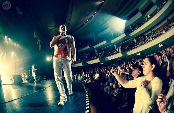 O ator interpreta Freddie Mercury no espet&aacute;culo 'Dr. Queen' (  Divulgação)