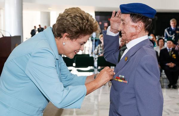 A presidenta Dilma Rousseff participa da cerim&ocirc;nia de comemora&ccedil;&atilde;o dos 70 anos do Dia da Vit&oacute;ria, no Pal&aacute;cio do Planalto. ( Agência Brasil )