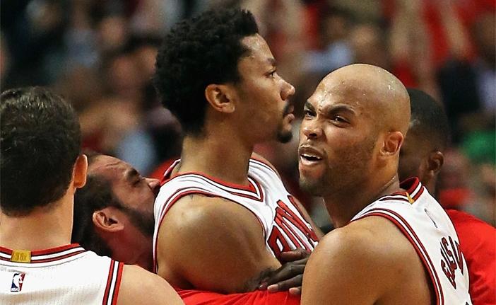 Jogadores do Chicago Bulls comemoram vit&oacute;ria no fim da partida pela NBA (France Press)