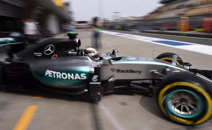 O piloto ingl&ecirc;s Lewis Hamilton durante treino livre no GP da China (Frace PRess)