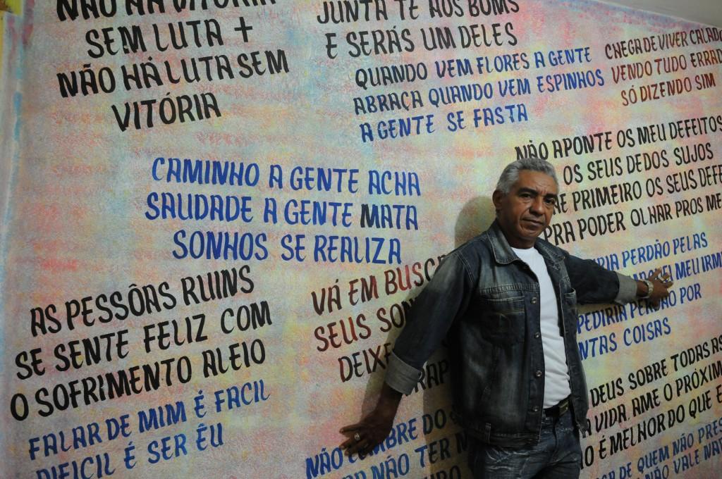 Francisco Antonio Pereira, que  mora em Sousas, escreveu frases nas paredes da casa ( Dominique Torquato/ AAN)