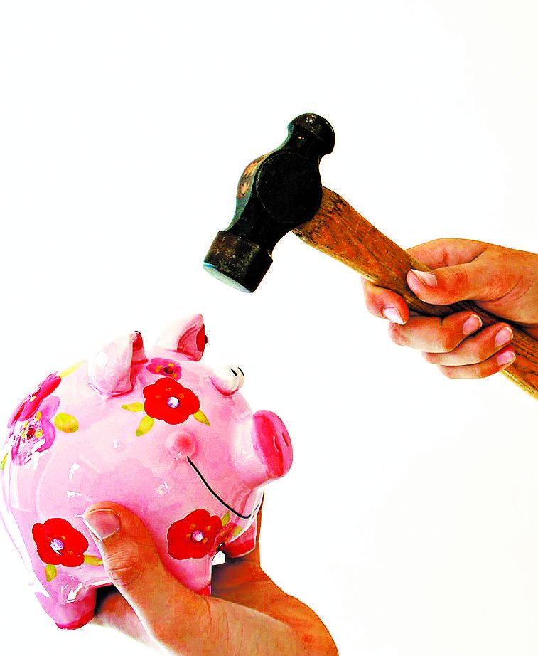 Com or&ccedil;amento comprometido pela infla&ccedil;&atilde;o e as altas nos pre&ccedil;os administrados, brasileiro come&ccedil;a a retirar recursos da aplica&ccedil;&atilde;o (  Divulgação)