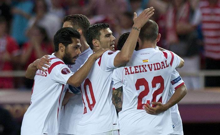 Jogadores do Sevilla comemoram: time espanhol abriu grande vantagem diante da Fiorentina para chegar na final da Liga Europa (France Press)
